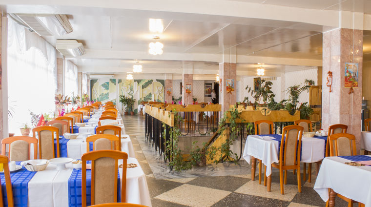Интерьер обеденного зала для отдыхающих в корпусах 1 и 2 санатория Дон в Пятигорске