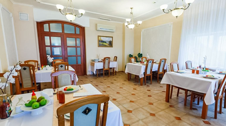 Обеденный зал для отдыхающих в корпусах 3 и 4 санатория Дон в Пятигорске