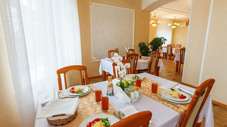Сервированный стол в обеденном зале для отдыхающих в корпусах 3 и 4 санатория Дон в Пятигорске