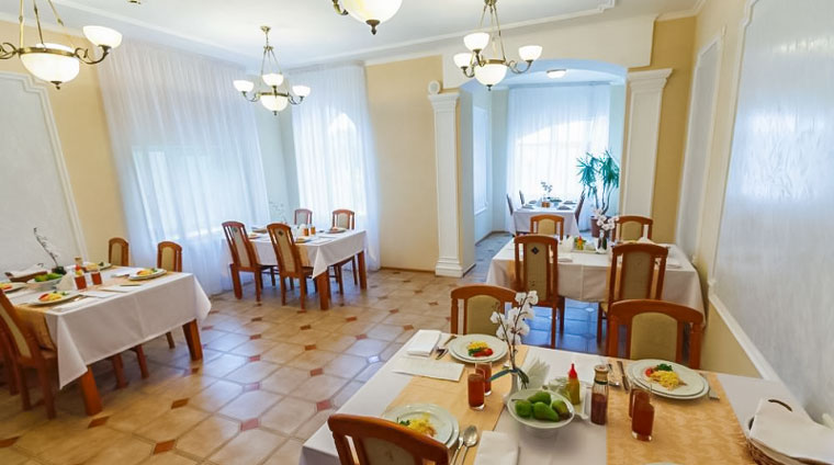 Общий вид обеденного зала для отдыхающих в корпусах 3 и 4 санатория Дон в Пятигорске