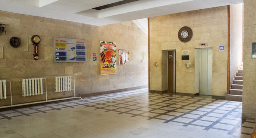 Лифт в здании первого корпуса санатория Дон в Пятигорске
