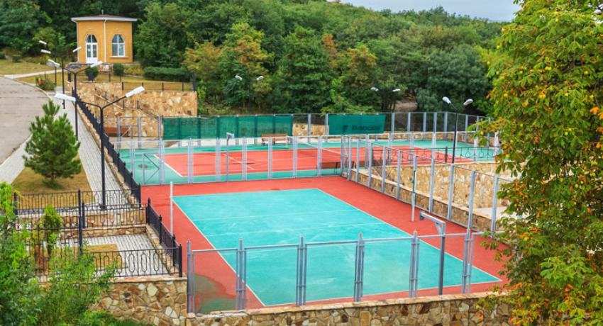 Теннисный корт на территории санатория Дон в Пятигорске 