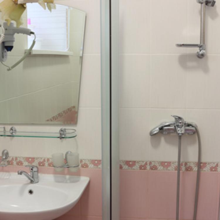 Ванная комната в 1 местном 1 комнатном Стандарте Соло 1 категории, Корпус 1 санатория Дон в Пятигорске
